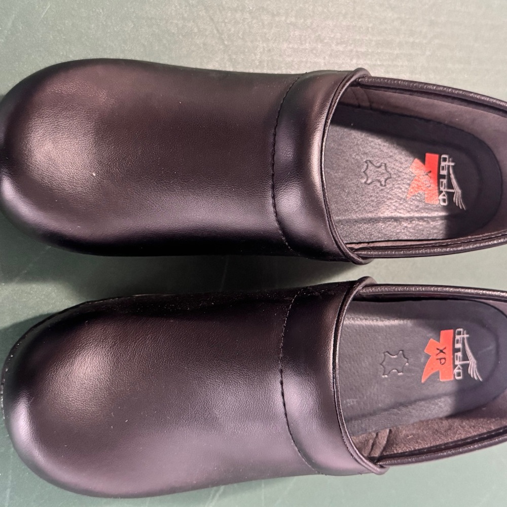 Dansko XP Pro 40 9-9.5 Black Slip-On Women’s leather Clogs New without box